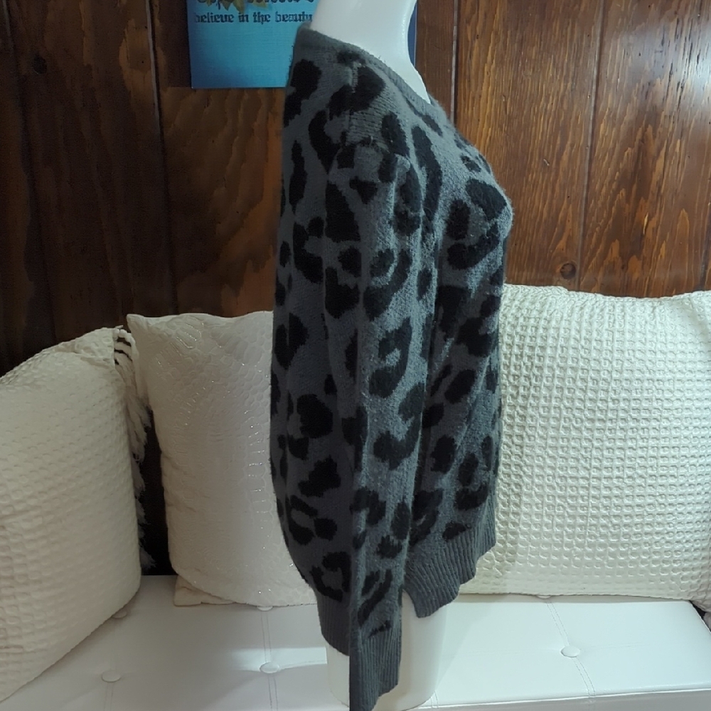6/$15 Cozy Leopard Print Crewneck Sweater – Gray/Black (XXL) | By George - Picture 4 of 15